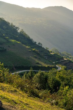 Kuzey Batı Vietnam 'daki görkemli dağ manzarası. Peyzaj ve seyahat kavramı