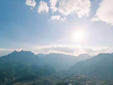 Kuzey Batı Vietnam 'daki görkemli dağ manzarası. Peyzaj ve seyahat kavramı