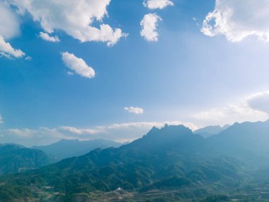 Kuzey Batı Vietnam 'daki görkemli dağ manzarası. Peyzaj ve seyahat kavramı