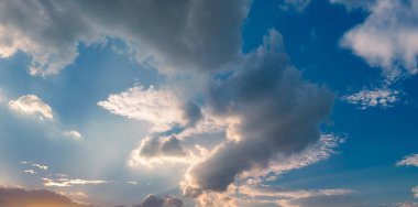 Güneşin doğuşunda bulutlu güzel bir gökyüzü manzarası. Parçalı bulutlu. Renkli gün batımı. Doğal gökyüzü arkaplan dokusu, güzel bir renk. Gün batımından sonra gökyüzünde gün batımı manzarası