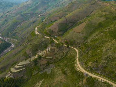 Kuzey Batı Vietnam 'daki görkemli dağ manzarası. Peyzaj ve seyahat kavramı