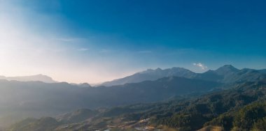 Kuzey Batı Vietnam 'daki görkemli dağ manzarası. Peyzaj ve seyahat kavramı