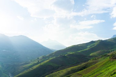 Kuzey Batı Vietnam 'daki görkemli dağ manzarası. Peyzaj ve seyahat kavramı