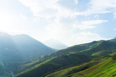 Kuzey Batı Vietnam 'daki görkemli dağ manzarası. Peyzaj ve seyahat kavramı