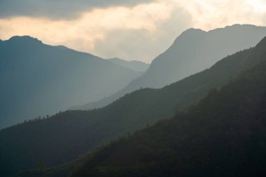 Kuzey Batı Vietnam 'daki görkemli dağ manzarası. Peyzaj ve seyahat kavramı