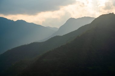 Kuzey Batı Vietnam 'daki görkemli dağ manzarası. Peyzaj ve seyahat kavramı