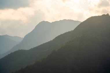 Kuzey Batı Vietnam 'daki görkemli dağ manzarası. Peyzaj ve seyahat kavramı