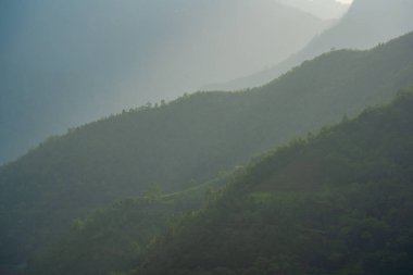 Kuzey Batı Vietnam 'daki görkemli dağ manzarası. Peyzaj ve seyahat kavramı