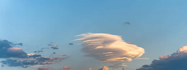 Schöne Aussicht Auf Den Himmel Mit Wolken Bei Sonnenaufgang Leicht — Stockfoto