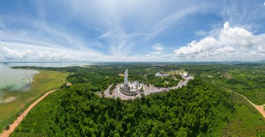Vietnam 'ın Dong Nai eyaletindeki Nui Cui Dağı' ndaki Meryem Ana 'nın havadan görünüşü. Seyahat ve din kavramı.