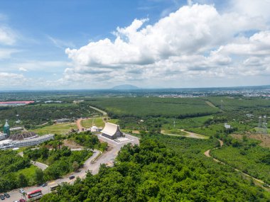 Vietnam 'ın Dong Nai eyaletindeki Nui Cui Dağı' ndaki kilise manzarası. Seyahat ve din kavramı.