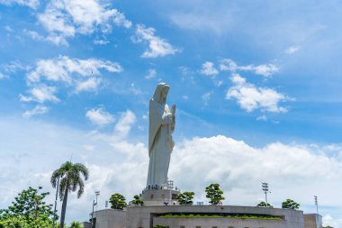 Vietnam 'ın Dong Nai eyaletindeki Nui Cui dağındaki Meryem Ana' nın Katolik dini heykeli. Seyahat ve din kavramı.