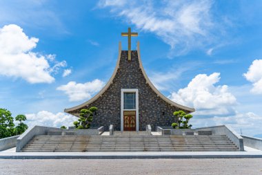 Vietnam 'ın Dong Nai ilindeki Nui Cui Dağı' ndaki kilise manzarası. Seyahat ve din kavramı.