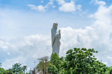 Vietnam 'ın Dong Nai eyaletindeki Nui Cui dağındaki Meryem Ana' nın Katolik dini heykeli. Seyahat ve din kavramı.