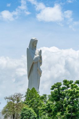 Vietnam 'ın Dong Nai eyaletindeki Nui Cui dağındaki Meryem Ana' nın Katolik dini heykeli. Seyahat ve din kavramı.