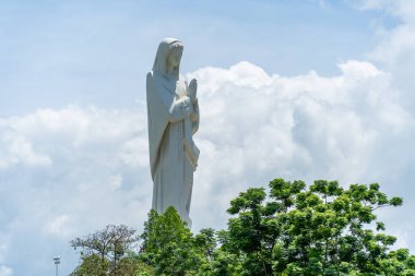 Vietnam 'ın Dong Nai eyaletindeki Nui Cui dağındaki Meryem Ana' nın Katolik dini heykeli. Seyahat ve din kavramı.