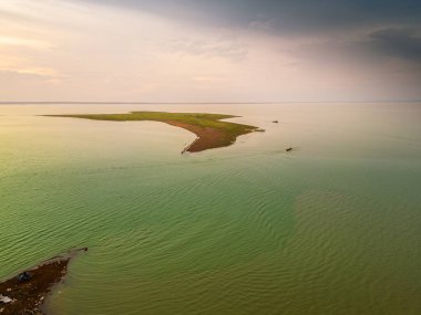 Ben Nom balıkçı köyünün hava manzarası, Tri An Gölü 'ndeki yeşil alg mevsiminin parlak, taze, yeşil bir görüntüsü, pek çok geleneksel balıkçı teknesi demirli. Dong Nai, Vietnam 'da bir yer