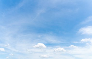 Küçük bulutlu mavi gökyüzü arkaplanı. Çevresel gündüz ufuk çizgisindeki kasvetli, canlı Cyan manzarası ufuk çizgisi bahar rüzgarı. Güneşin altında bulutlu bir güzellik sakin bir kış havası..