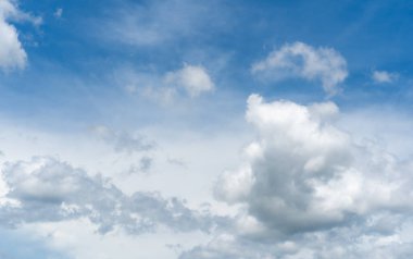 Küçük bulutlu mavi gökyüzü arkaplanı. Çevresel gündüz ufuk çizgisindeki kasvetli, canlı Cyan manzarası ufuk çizgisi bahar rüzgarı. Güneşin altında bulutlu bir güzellik sakin bir kış havası..