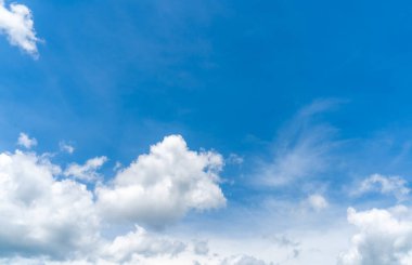 Küçük bulutlu mavi gökyüzü arkaplanı. Çevresel gündüz ufuk çizgisindeki kasvetli, canlı Cyan manzarası ufuk çizgisi bahar rüzgarı. Güneşin altında bulutlu bir güzellik sakin bir kış havası..