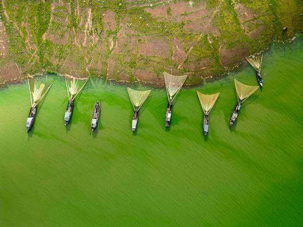 stock image Aerial view of Ben Nom fishing village, a brilliant, fresh, green image of the green algae season on Tri An lake, with many traditional fishing boats anchored. Location in Dong Nai province, Vietnam