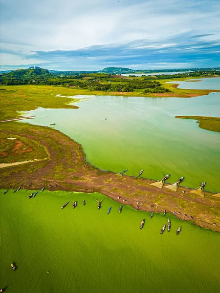 在空中俯瞰本诺姆渔村 是翠安湖绿藻季节的灿烂 绿色形象 有许多传统的渔船停泊在那里 越南东奈省 — 图库照片
