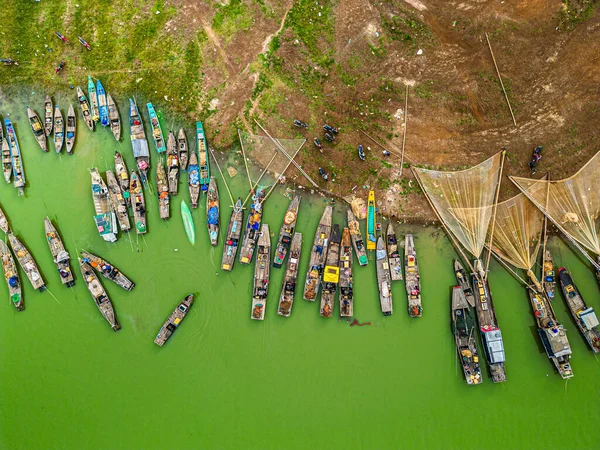 stock image Aerial view of Ben Nom fishing village, a brilliant, fresh, green image of the green algae season on Tri An lake, with many traditional fishing boats anchored. Location in Dong Nai province, Vietnam