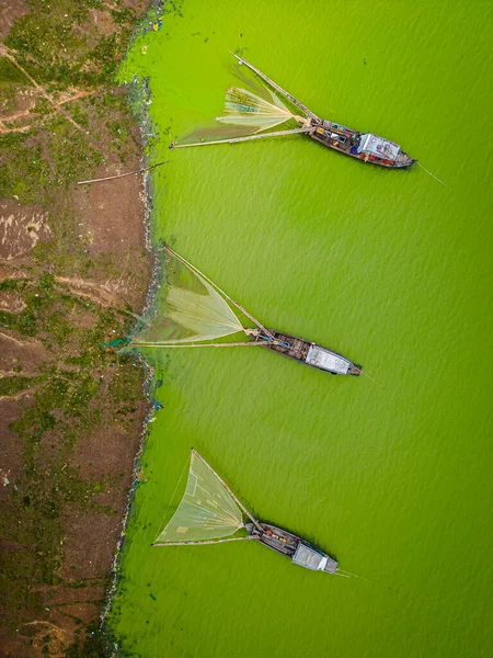 stock image Aerial view of Ben Nom fishing village, a brilliant, fresh, green image of the green algae season on Tri An lake, with many traditional fishing boats anchored. Location in Dong Nai province, Vietnam