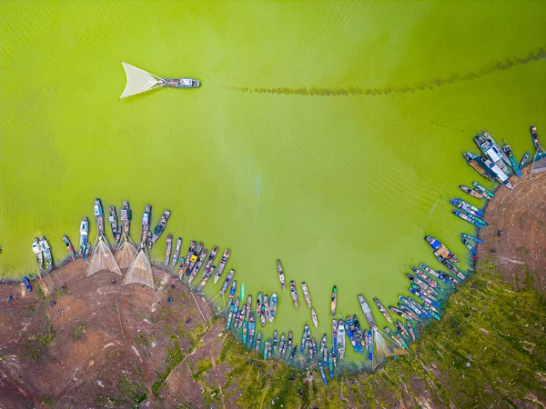 stock image Aerial view of Ben Nom fishing village, a brilliant, fresh, green image of the green algae season on Tri An lake, with many traditional fishing boats anchored. Location in Dong Nai province, Vietnam