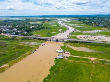 Dong Nai vilayetindeki Ulusal Yol 20 'nin havadan görüntüsü La Nga nehri üzerinde yüzen bir grup ev tepe manzaralı ve yol çevresindeki seyrek nüfuslu. Seyahat ve manzara konsepti.