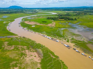 Dong Nai vilayetindeki Ulusal Yol 20 'nin havadan görüntüsü La Nga nehri üzerinde yüzen bir grup ev tepe manzaralı ve yol çevresindeki seyrek nüfuslu. Seyahat ve manzara konsepti.