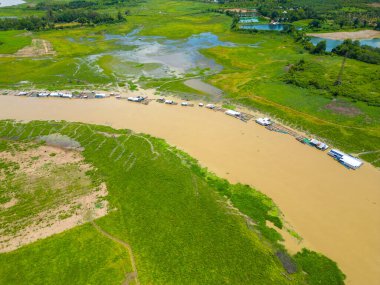 Dong Nai vilayetindeki Ulusal Yol 20 'nin havadan görüntüsü La Nga nehri üzerinde yüzen bir grup ev tepe manzaralı ve yol çevresindeki seyrek nüfuslu. Seyahat ve manzara konsepti.