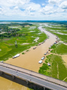 Dong Nai vilayetindeki Ulusal Yol 20 'nin havadan görüntüsü La Nga nehri üzerinde yüzen bir grup ev tepe manzaralı ve yol çevresindeki seyrek nüfuslu. Seyahat ve manzara konsepti.