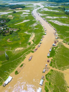 Dong Nai vilayetindeki Ulusal Yol 20 'nin havadan görüntüsü La Nga nehri üzerinde yüzen bir grup ev tepe manzaralı ve yol çevresindeki seyrek nüfuslu. Seyahat ve manzara konsepti.