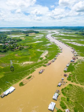 Dong Nai vilayetindeki Ulusal Yol 20 'nin havadan görüntüsü La Nga nehri üzerinde yüzen bir grup ev tepe manzaralı ve yol çevresindeki seyrek nüfuslu. Seyahat ve manzara konsepti.
