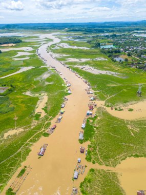 Dong Nai vilayetindeki Ulusal Yol 20 'nin havadan görüntüsü La Nga nehri üzerinde yüzen bir grup ev tepe manzaralı ve yol çevresindeki seyrek nüfuslu. Seyahat ve manzara konsepti.