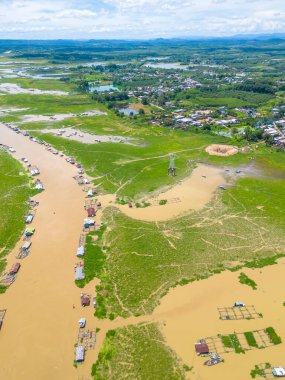 Dong Nai vilayetindeki Ulusal Yol 20 'nin havadan görüntüsü La Nga nehri üzerinde yüzen bir grup ev tepe manzaralı ve yol çevresindeki seyrek nüfuslu. Seyahat ve manzara konsepti.