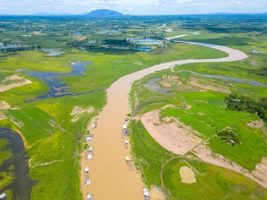 Dong Nai vilayetindeki Ulusal Yol 20 'nin havadan görüntüsü La Nga nehri üzerinde yüzen bir grup ev tepe manzaralı ve yol çevresindeki seyrek nüfuslu. Seyahat ve manzara konsepti.