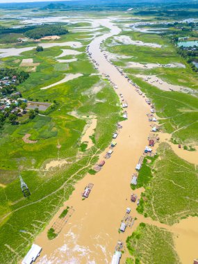 Dong Nai vilayetindeki Ulusal Yol 20 'nin havadan görüntüsü La Nga nehri üzerinde yüzen bir grup ev tepe manzaralı ve yol çevresindeki seyrek nüfuslu. Seyahat ve manzara konsepti.
