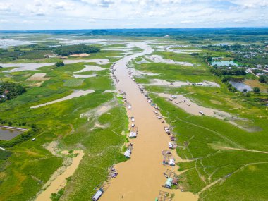 Dong Nai vilayetindeki Ulusal Yol 20 'nin havadan görüntüsü La Nga nehri üzerinde yüzen bir grup ev tepe manzaralı ve yol çevresindeki seyrek nüfuslu. Seyahat ve manzara konsepti.