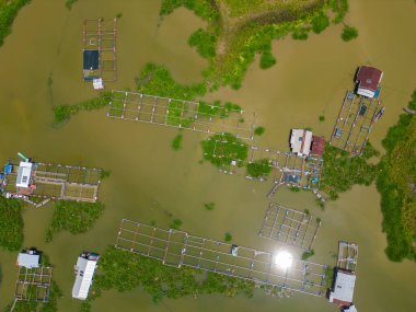 Dong Nai vilayetindeki Ulusal Yol 20 'nin havadan görüntüsü La Nga nehri üzerinde yüzen bir grup ev tepe manzaralı ve yol çevresindeki seyrek nüfuslu. Seyahat ve manzara konsepti.