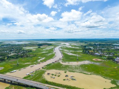 Dong Nai vilayetindeki Ulusal Yol 20 'nin havadan görüntüsü La Nga nehri üzerinde yüzen bir grup ev tepe manzaralı ve yol çevresindeki seyrek nüfuslu. Seyahat ve manzara konsepti.