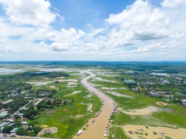 Dong Nai vilayetindeki Ulusal Yol 20 'nin havadan görüntüsü La Nga nehri üzerinde yüzen bir grup ev tepe manzaralı ve yol çevresindeki seyrek nüfuslu. Seyahat ve manzara konsepti.