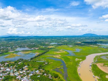 Dong Nai vilayetindeki Ulusal Yol 20 'nin havadan görüntüsü La Nga nehri üzerinde yüzen bir grup ev tepe manzaralı ve yol çevresindeki seyrek nüfuslu. Seyahat ve manzara konsepti.