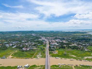 Dong Nai vilayetindeki Ulusal Yol 20 'nin havadan görüntüsü La Nga nehri üzerinde yüzen bir grup ev tepe manzaralı ve yol çevresindeki seyrek nüfuslu. Seyahat ve manzara konsepti.