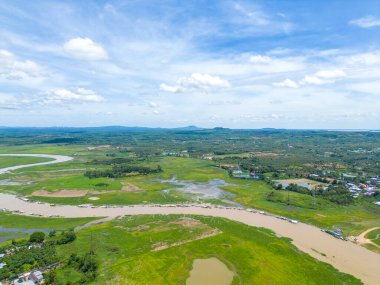 Dong Nai vilayetindeki Ulusal Yol 20 'nin havadan görüntüsü La Nga nehri üzerinde yüzen bir grup ev tepe manzaralı ve yol çevresindeki seyrek nüfuslu. Seyahat ve manzara konsepti.