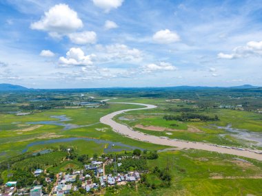 Dong Nai vilayetindeki Ulusal Yol 20 'nin havadan görüntüsü La Nga nehri üzerinde yüzen bir grup ev tepe manzaralı ve yol çevresindeki seyrek nüfuslu. Seyahat ve manzara konsepti.