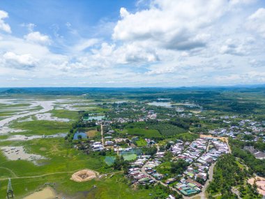 Dong Nai vilayetindeki Ulusal Yol 20 'nin havadan görüntüsü La Nga nehri üzerinde yüzen bir grup ev tepe manzaralı ve yol çevresindeki seyrek nüfuslu. Seyahat ve manzara konsepti.