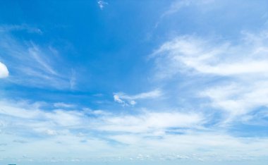 Küçük bulutlu mavi gökyüzü arkaplanı. Çevresel gündüz ufuk çizgisindeki kasvetli, canlı Cyan manzarası ufuk çizgisi bahar rüzgarı. Güneşin altında bulutlu bir güzellik sakin bir kış havası..