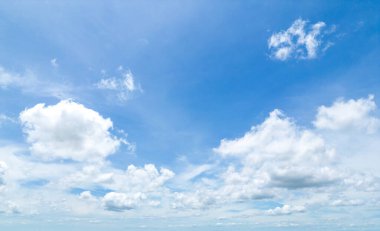 Küçük bulutlu mavi gökyüzü arkaplanı. Çevresel gündüz ufuk çizgisindeki kasvetli, canlı Cyan manzarası ufuk çizgisi bahar rüzgarı. Güneşin altında bulutlu bir güzellik sakin bir kış havası..